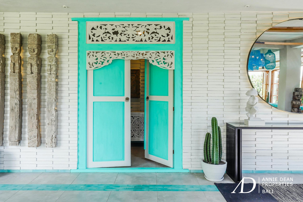 LEASEHOLD | LUXURY 5-BEDROOM VILLA WITH STUNNING RICE FIELD VIEWS IN TANAH LOT