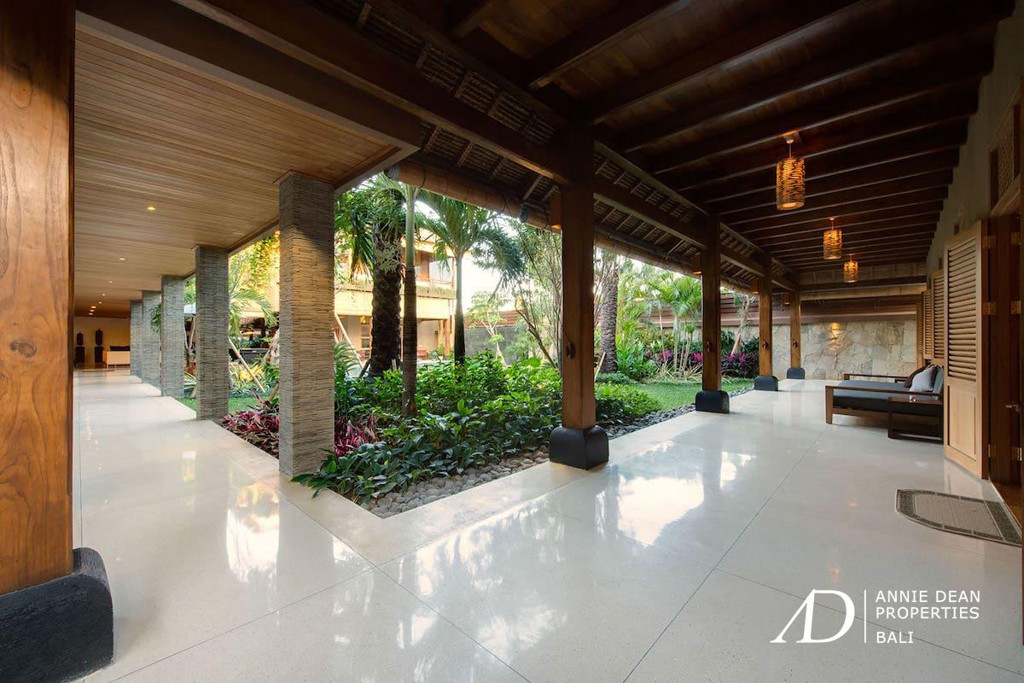 FREEHOLD 6-BEDROOM LUXURY VILLA-300 METERS FROM THE BEACH IN SEMINYAK