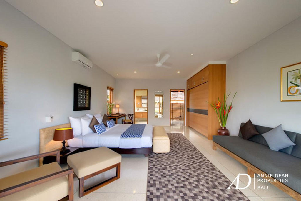 FREEHOLD 6-BEDROOM LUXURY VILLA-300 METERS FROM THE BEACH IN SEMINYAK