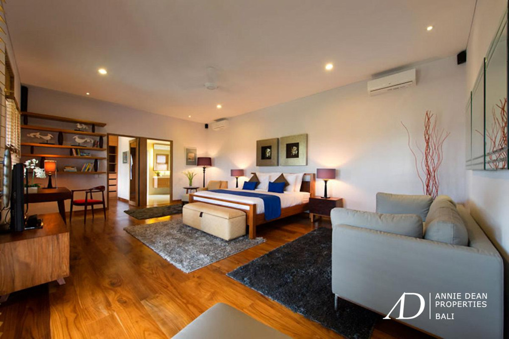 FREEHOLD 6-BEDROOM LUXURY VILLA-300 METERS FROM THE BEACH IN SEMINYAK