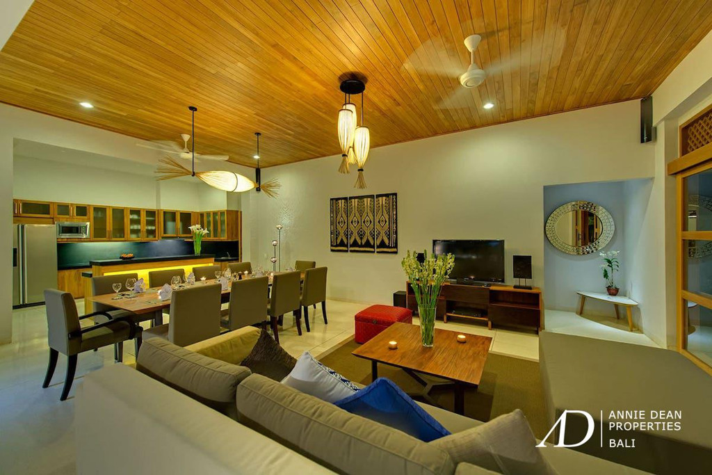 FREEHOLD 6-BEDROOM LUXURY VILLA-300 METERS FROM THE BEACH IN SEMINYAK