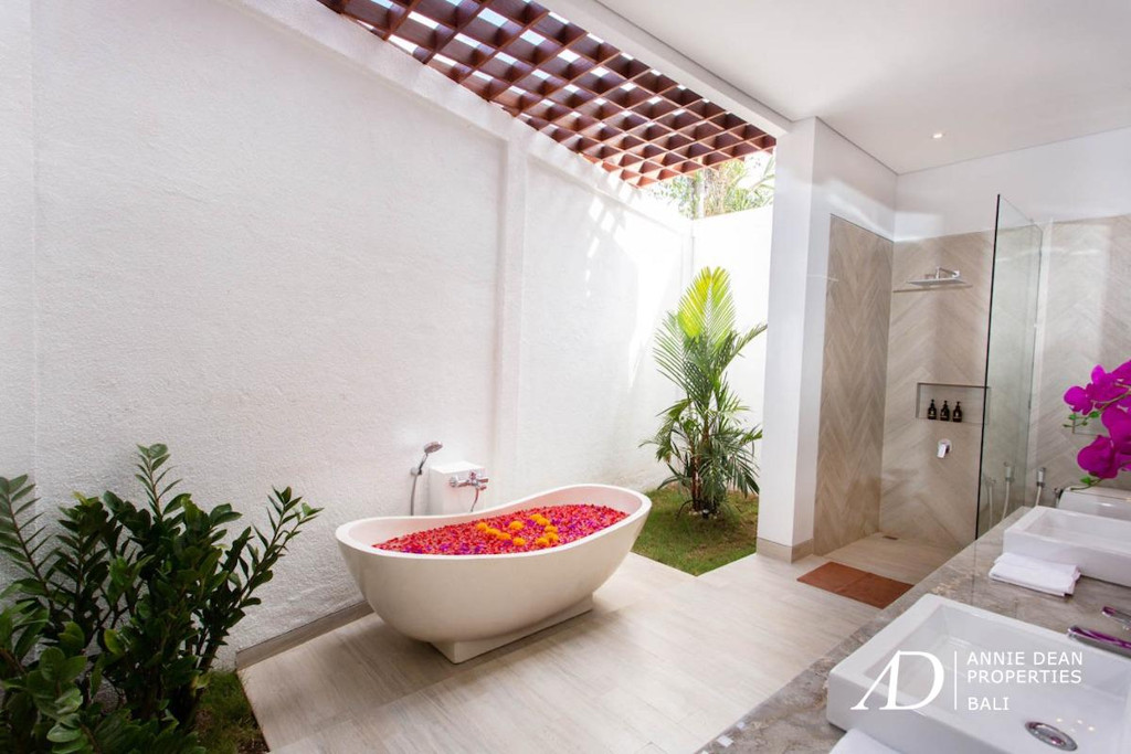 FREEHOLD MODERN JOGLO STYLE 4-BEDROOM VILLA IN KEROBOKAN 