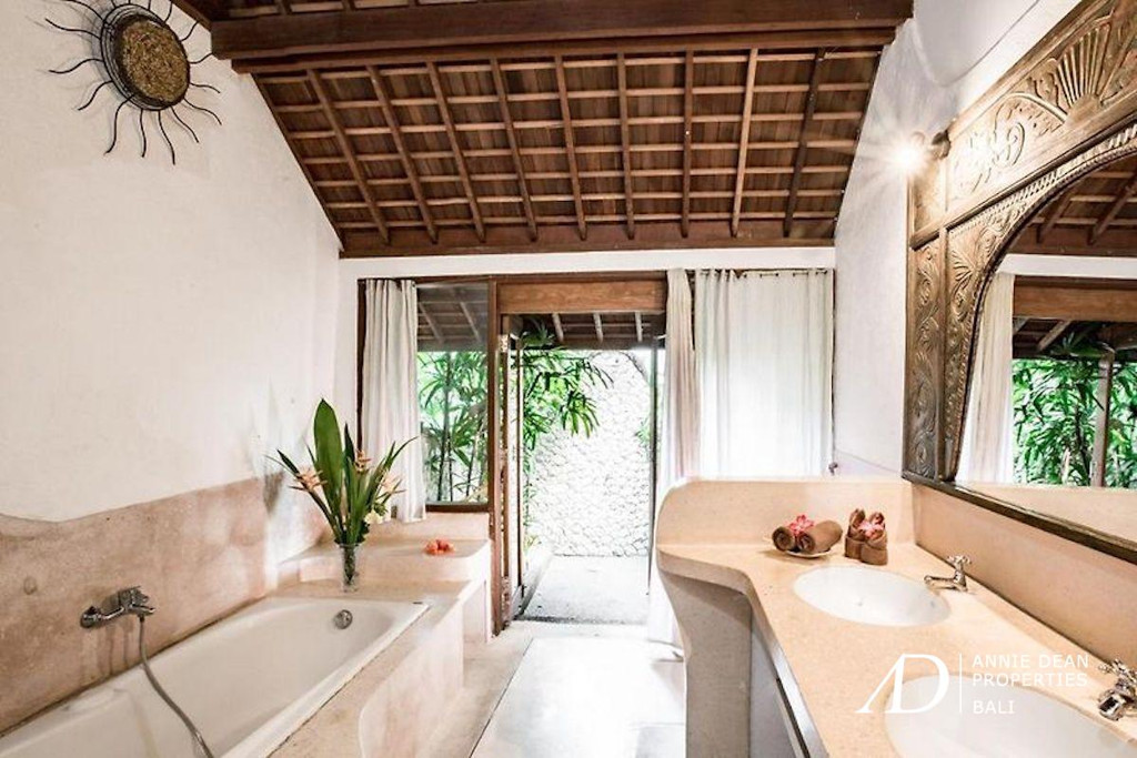 FREEHOLD TROPICAL DESIGN 5-BEDROOM IN BATU BOLONG CANGGU 