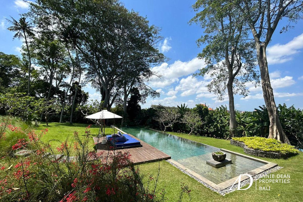 LEASEHOLD (14 YEARS) - LARGE 5-BEDROOM VILLA IN SESEH