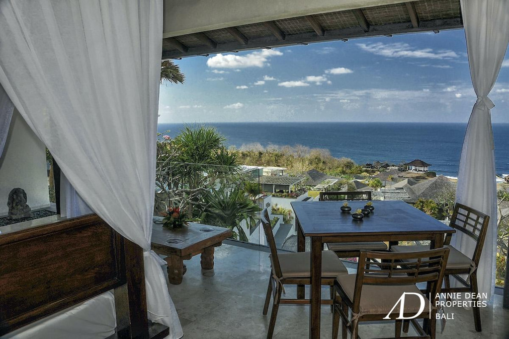 FREEHOLD LUXURIOUS CLIFF-TOP RESIDENCE WITH OCEAN VIEWS IN PANDAWA
