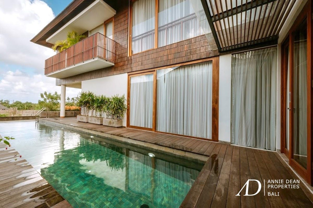 FREEHOLD THREE-LEVEL FOUR BEDROOM VILLA IN BERAWA 