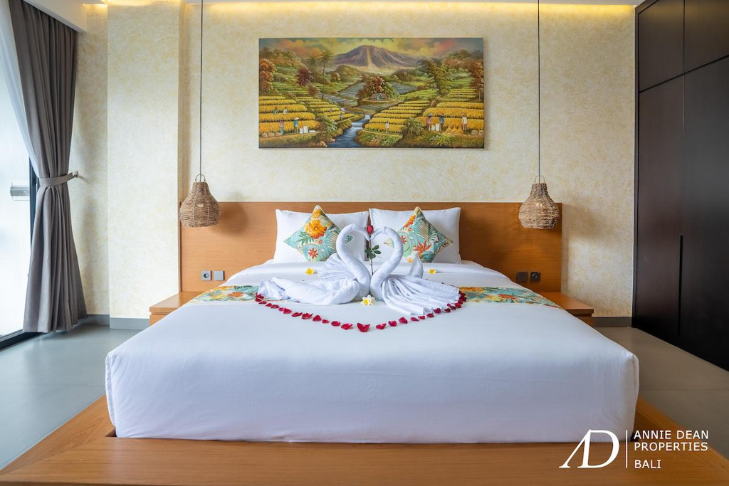 FREEHOLD/LEASEHOLD 4-BEDROOM LUXURY VILLA IN BERAWA-NEAR THE BEACH