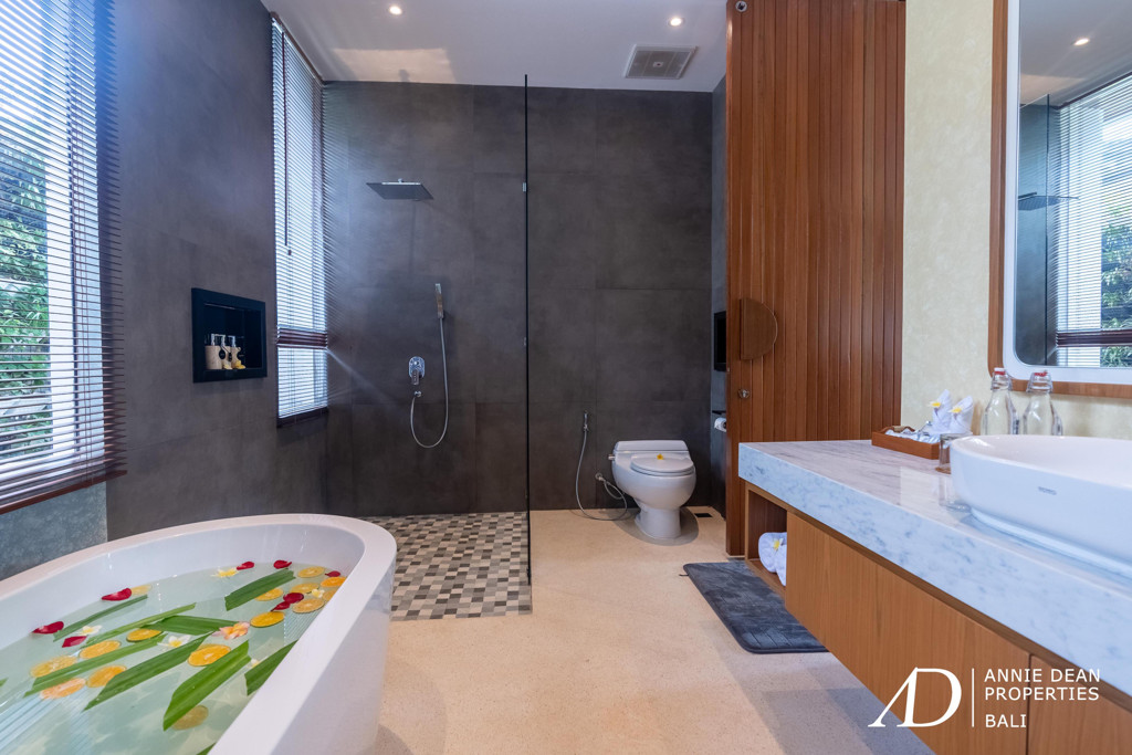 FREEHOLD/LEASEHOLD 4-BEDROOM LUXURY VILLA IN BERAWA-NEAR THE BEACH