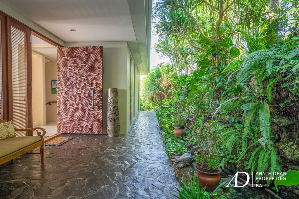 FREEHOLD 3-BED VILLA IN ULUWATU OFFER A STUNNING VIEWS