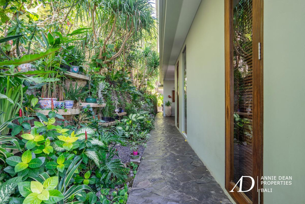 FREEHOLD 3-BED VILLA IN ULUWATU OFFER A STUNNING VIEWS
