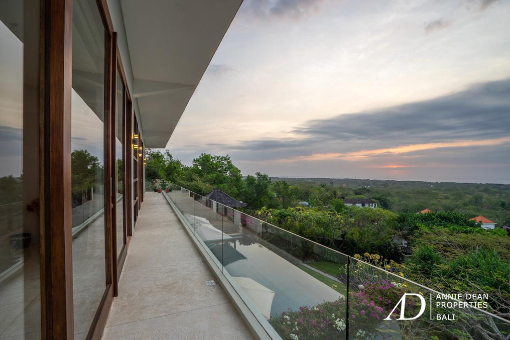 FREEHOLD 3-BED VILLA IN ULUWATU OFFER A STUNNING VIEWS