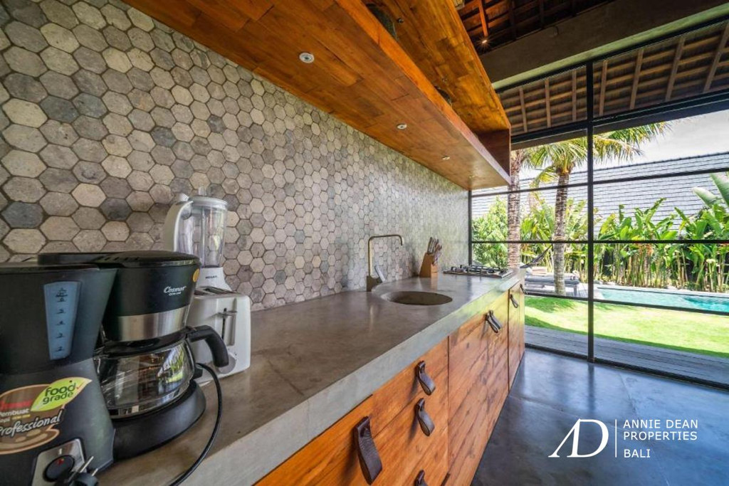 LEASEHOLD | MODERN TROPICAL VILLA WITH LUXURY DESIGN IN PRIME CANGGU