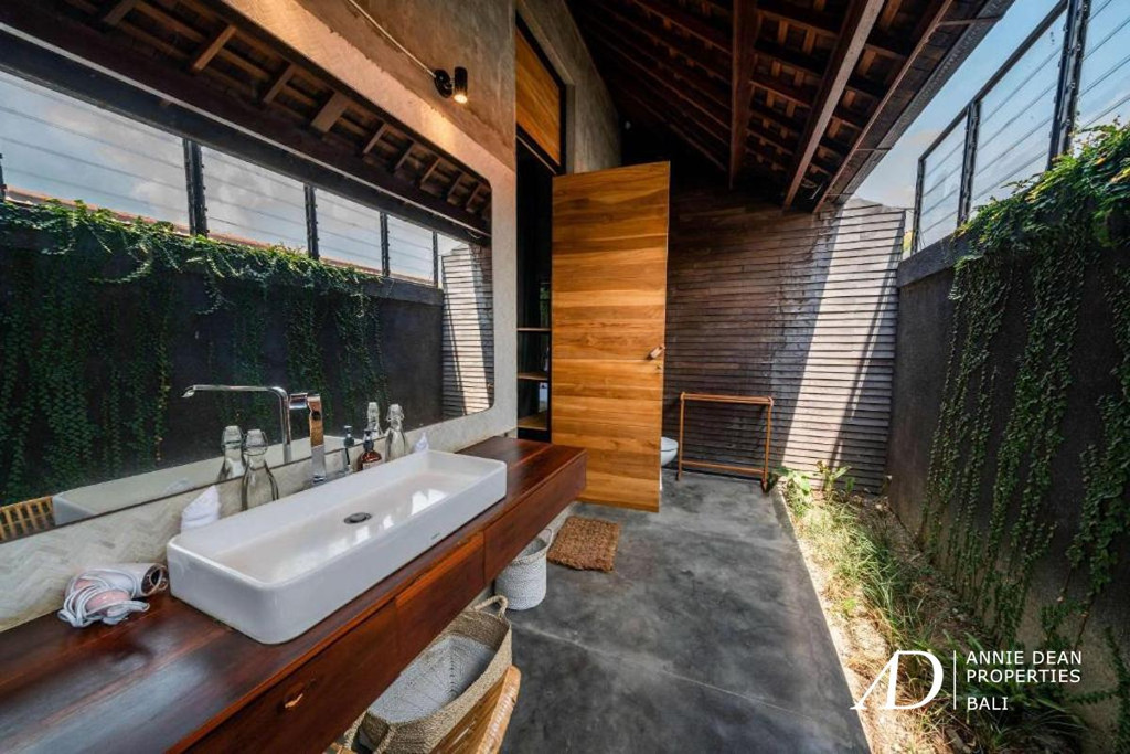 LEASEHOLD | MODERN TROPICAL VILLA WITH LUXURY DESIGN IN PRIME CANGGU