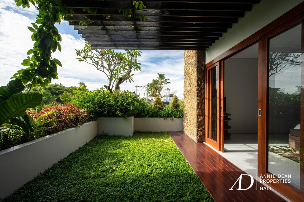 FREEHOLD | MODERN TROPICAL DESIGN 3-BEDROOM VILLA IN JIMBARAN