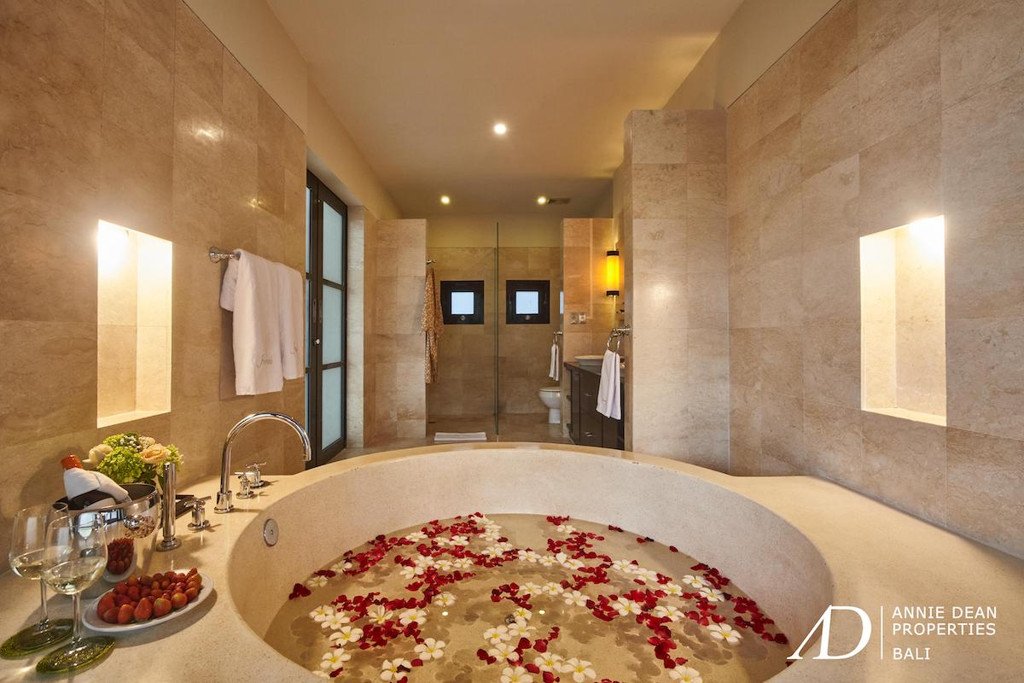 FREEHOLD | MODERN VILLA IN SECURE LUXURY ESTATE - JIMBARAN