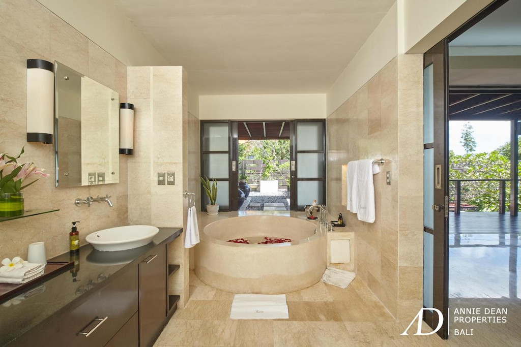 FREEHOLD | MODERN VILLA IN SECURE LUXURY ESTATE - JIMBARAN