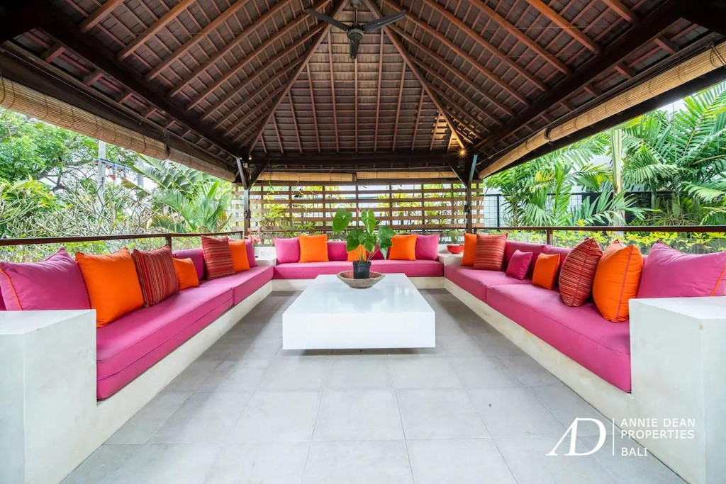 LEASEHOLD 4-VILLA COMPLEX 16 BEDROOMS, WALKING DISTANCE TO THE BEACH IN BERAWA 