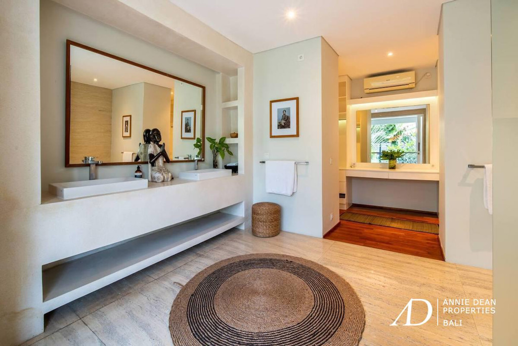 LEASEHOLD 4-VILLA COMPLEX 16 BEDROOMS, WALKING DISTANCE TO THE BEACH IN BERAWA 