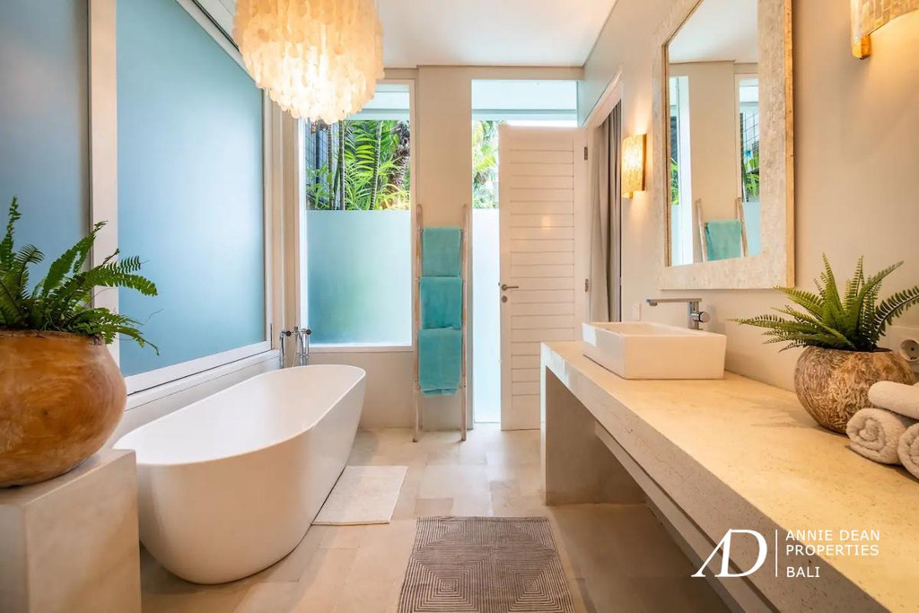 LEASEHOLD 4-VILLA COMPLEX 16 BEDROOMS, WALKING DISTANCE TO THE BEACH IN BERAWA 