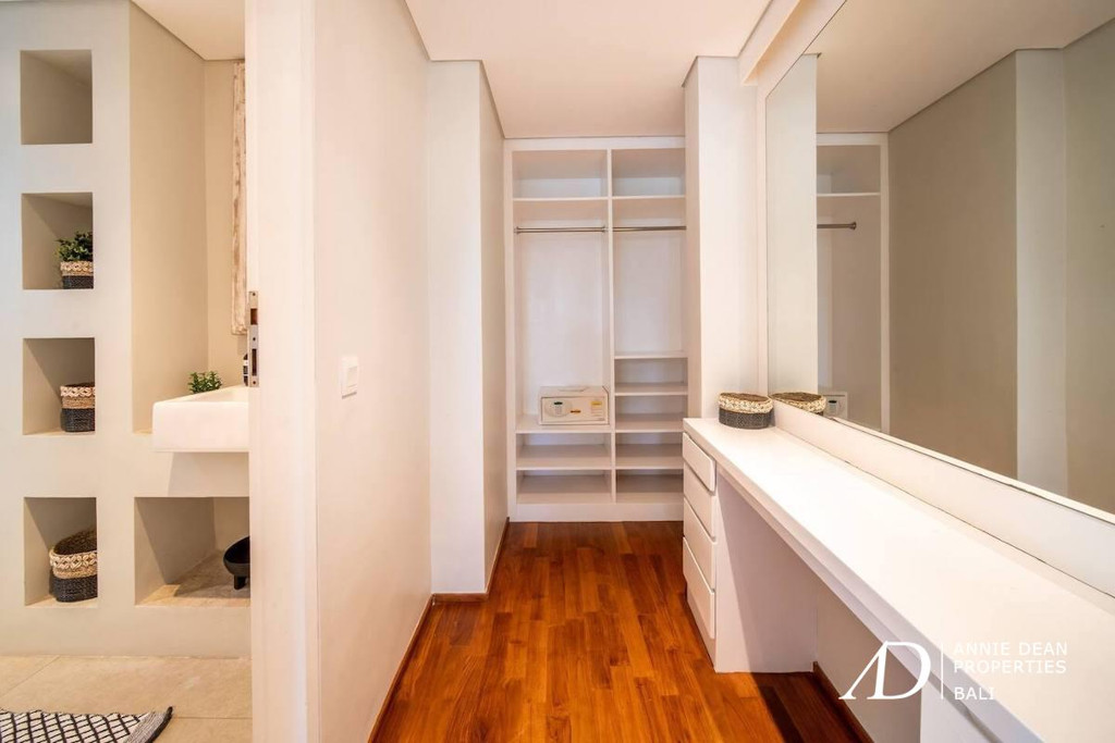 LEASEHOLD 4-VILLA COMPLEX 16 BEDROOMS, WALKING DISTANCE TO THE BEACH IN BERAWA 