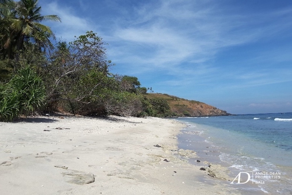 FREEHOLD HILLSIDE AND BEACHFRONT LAND IN NIPAH LOMBOK ISLAND