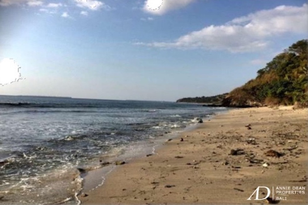 FREEHOLD HILLSIDE AND BEACHFRONT LAND IN NIPAH LOMBOK ISLAND