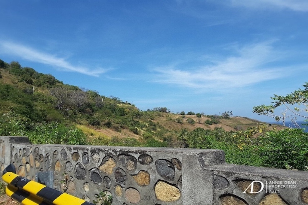 FREEHOLD HILLSIDE AND BEACHFRONT LAND IN NIPAH LOMBOK ISLAND