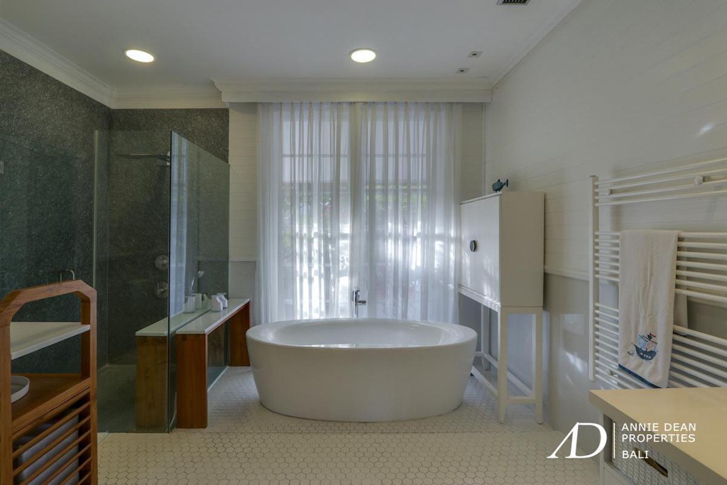 FREEHOLD MODERN BALINESE DESIGN VILLA AND APARTMENT