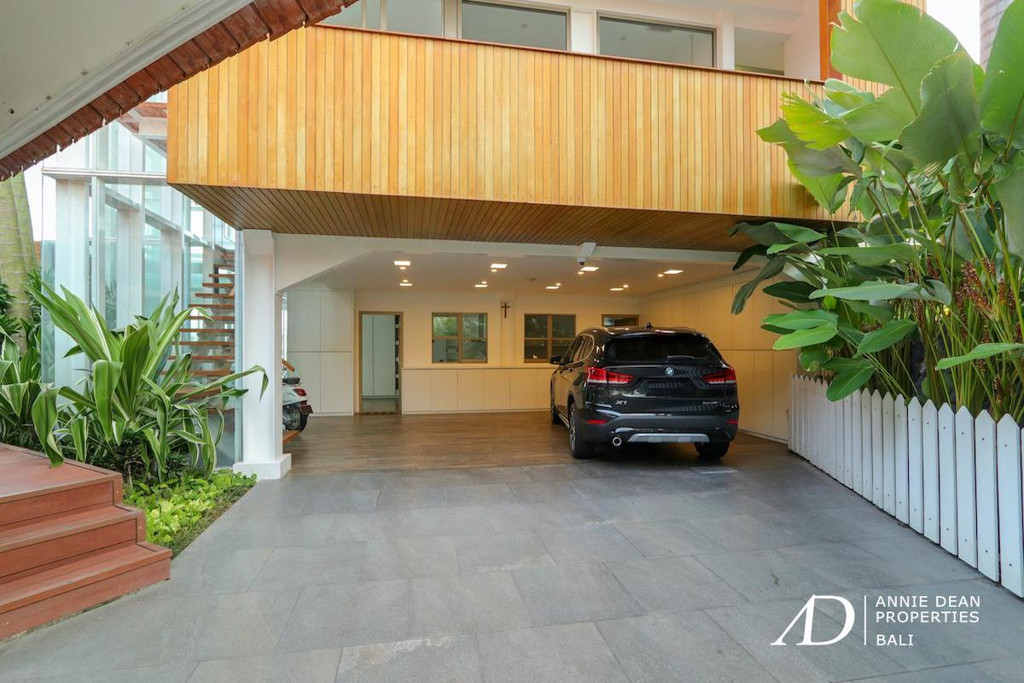 FREEHOLD MODERN BALINESE DESIGN VILLA AND APARTMENT