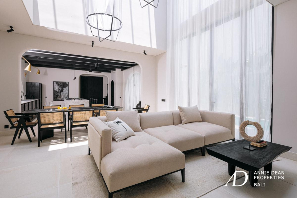 LEASEHOLD MEDITERRANEAN-STYLE VILLA IN SESEH BEACH 