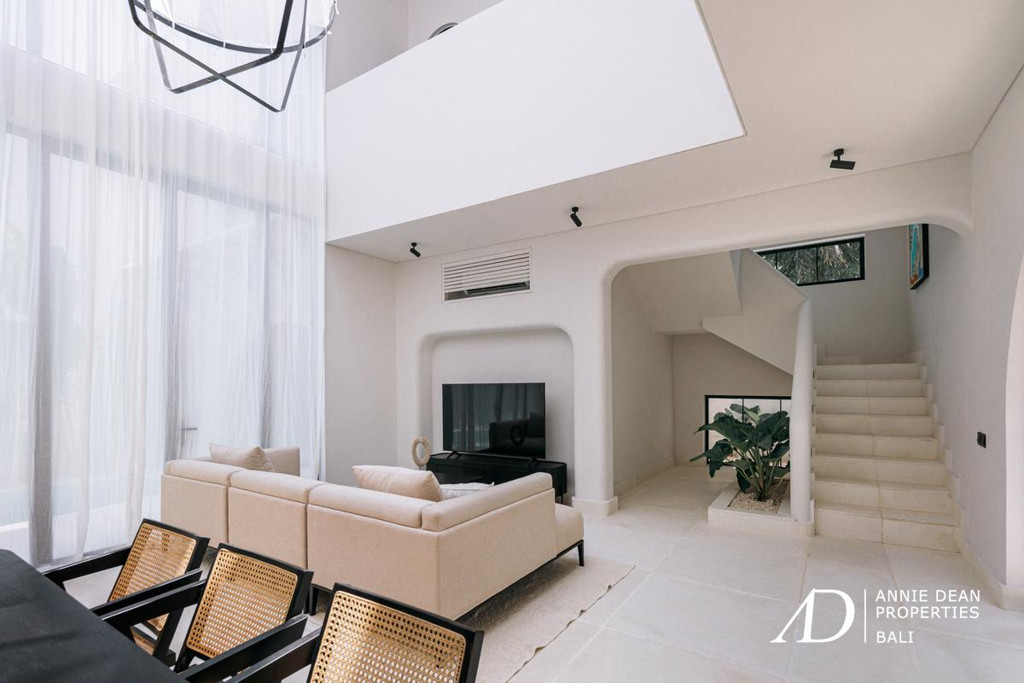 LEASEHOLD MEDITERRANEAN-STYLE VILLA IN SESEH BEACH 