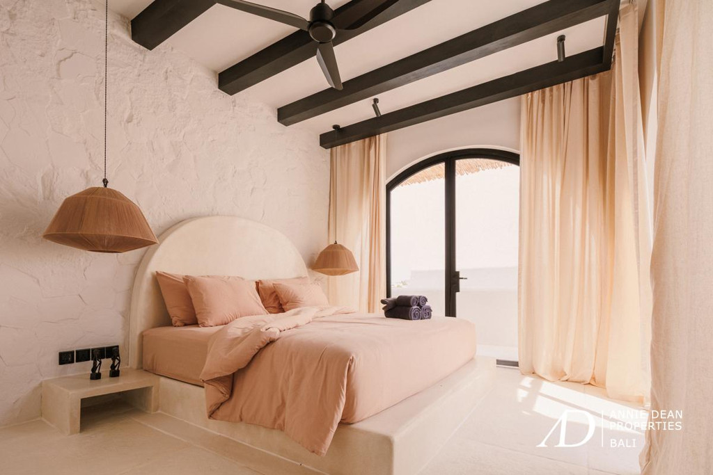 LEASEHOLD MEDITERRANEAN-STYLE VILLA IN SESEH BEACH 