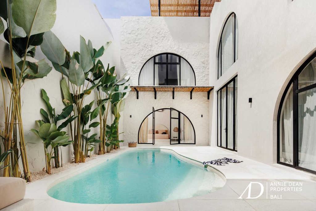 LEASEHOLD MEDITERRANEAN-STYLE VILLA IN SESEH BEACH