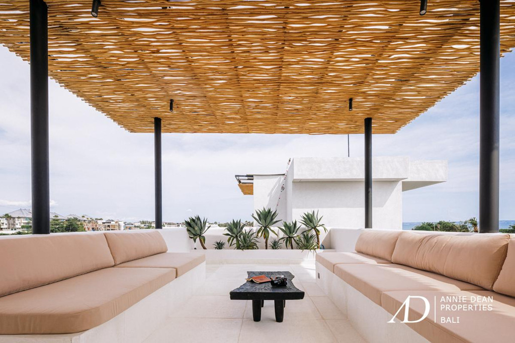 LEASEHOLD MEDITERRANEAN-STYLE VILLA IN SESEH BEACH 