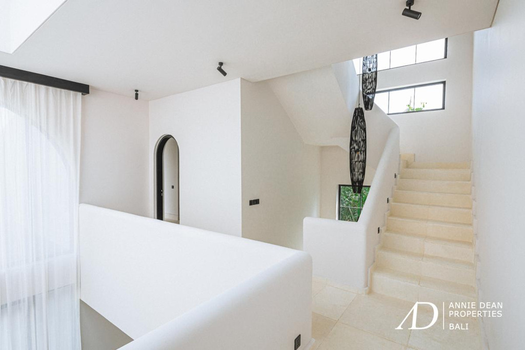 LEASEHOLD MEDITERRANEAN-STYLE VILLA IN SESEH BEACH 