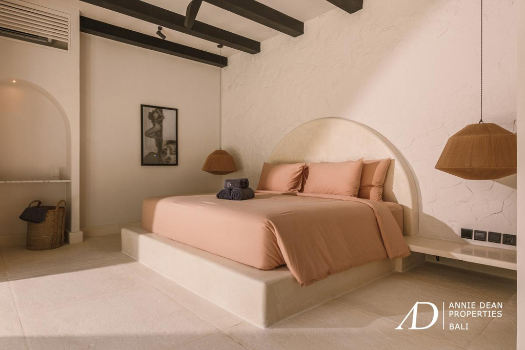 LEASEHOLD MEDITERRANEAN-STYLE VILLA IN SESEH BEACH 