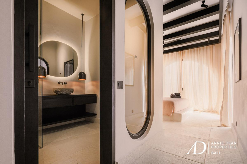 LEASEHOLD MEDITERRANEAN-STYLE VILLA IN SESEH BEACH 