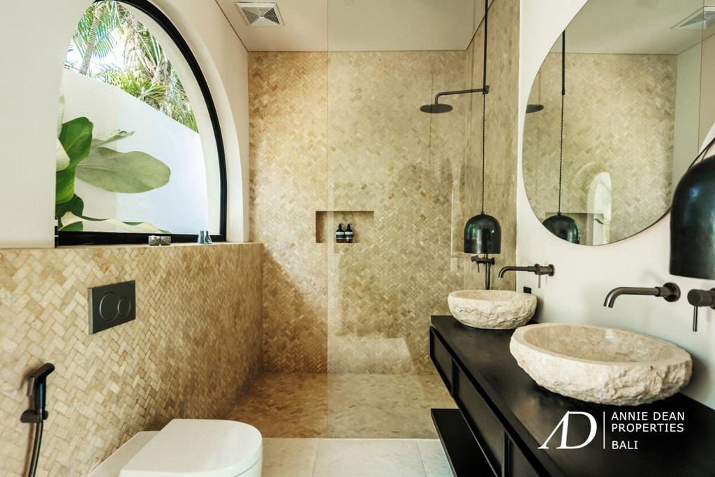 LEASEHOLD MEDITERRANEAN-STYLE VILLA IN SESEH BEACH 