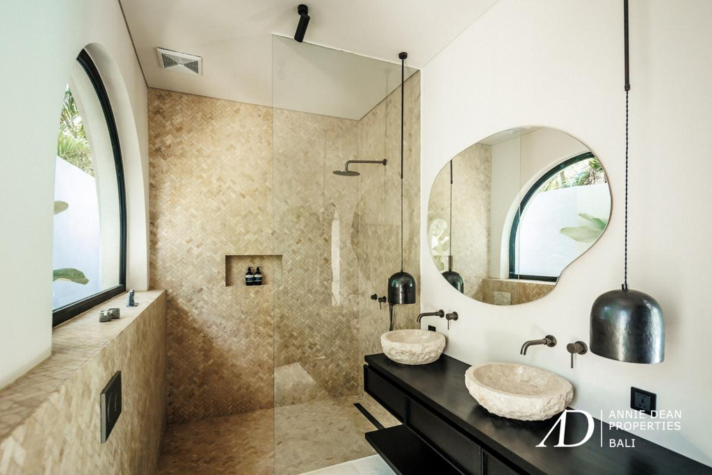 LEASEHOLD MEDITERRANEAN-STYLE VILLA IN SESEH BEACH 