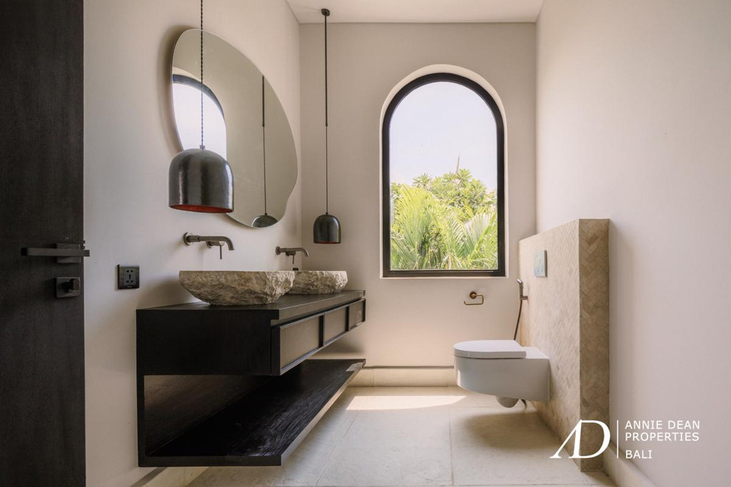 LEASEHOLD MEDITERRANEAN-STYLE VILLA IN SESEH BEACH 