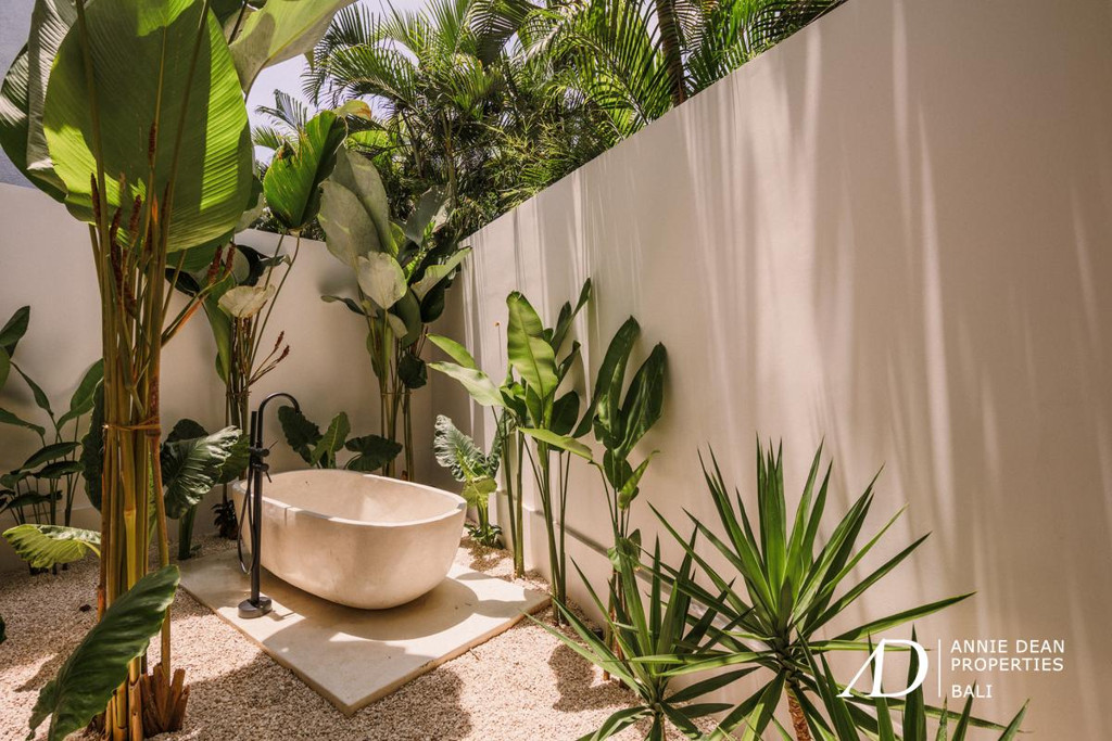 LEASEHOLD MEDITERRANEAN-STYLE VILLA IN SESEH BEACH 