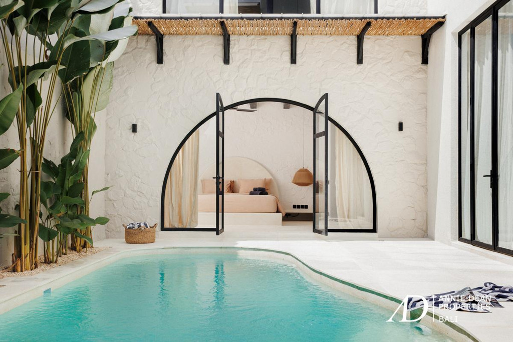 LEASEHOLD MEDITERRANEAN-STYLE VILLA IN SESEH BEACH 