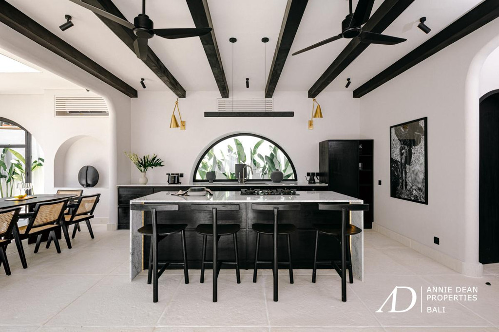 LEASEHOLD MEDITERRANEAN-STYLE VILLA IN SESEH BEACH 