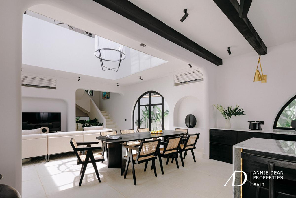 LEASEHOLD MEDITERRANEAN-STYLE VILLA IN SESEH BEACH 