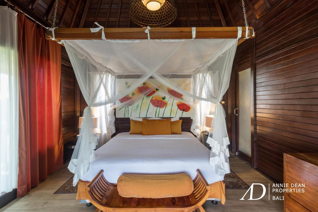 LEASEHOLD 3 BEDROOM  VILLA SURROUNDED BY RICE FIELDS IN UBUD 