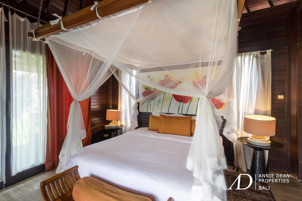 LEASEHOLD 3 BEDROOM  VILLA SURROUNDED BY RICE FIELDS IN UBUD 