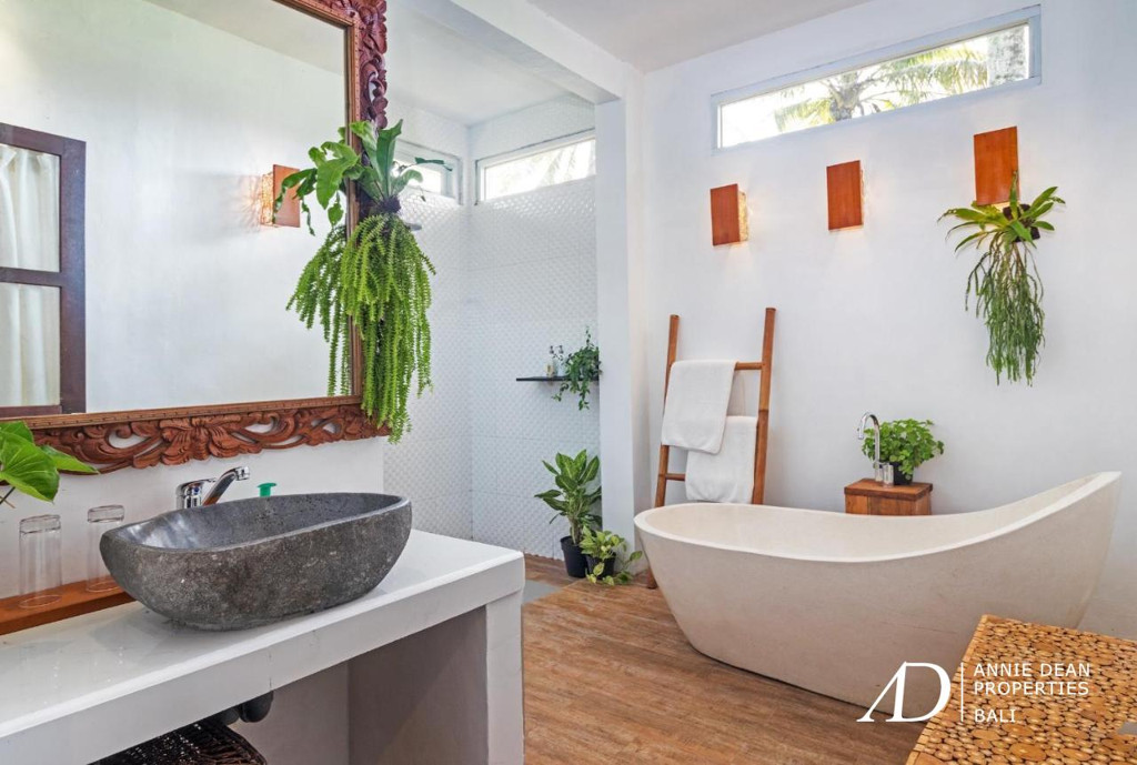 LEASEHOLD 3 BEDROOM  VILLA SURROUNDED BY RICE FIELDS IN UBUD 