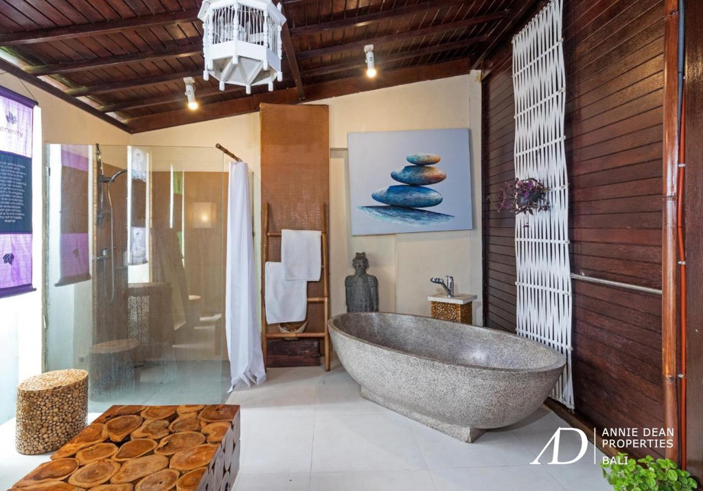 LEASEHOLD 3 BEDROOM  VILLA SURROUNDED BY RICE FIELDS IN UBUD 