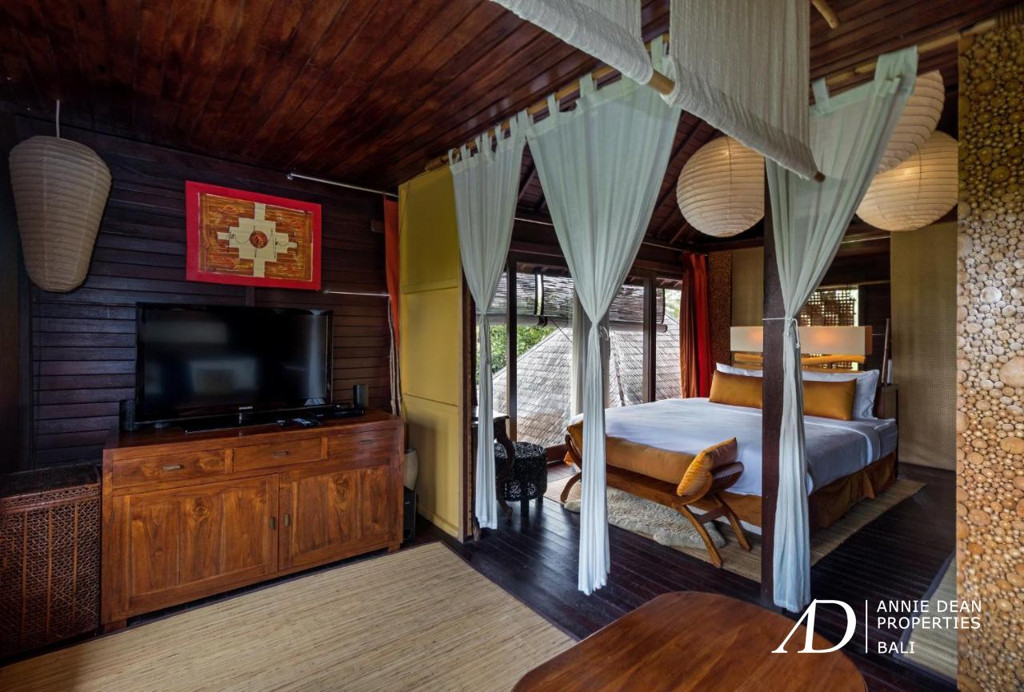 LEASEHOLD 3 BEDROOM  VILLA SURROUNDED BY RICE FIELDS IN UBUD 