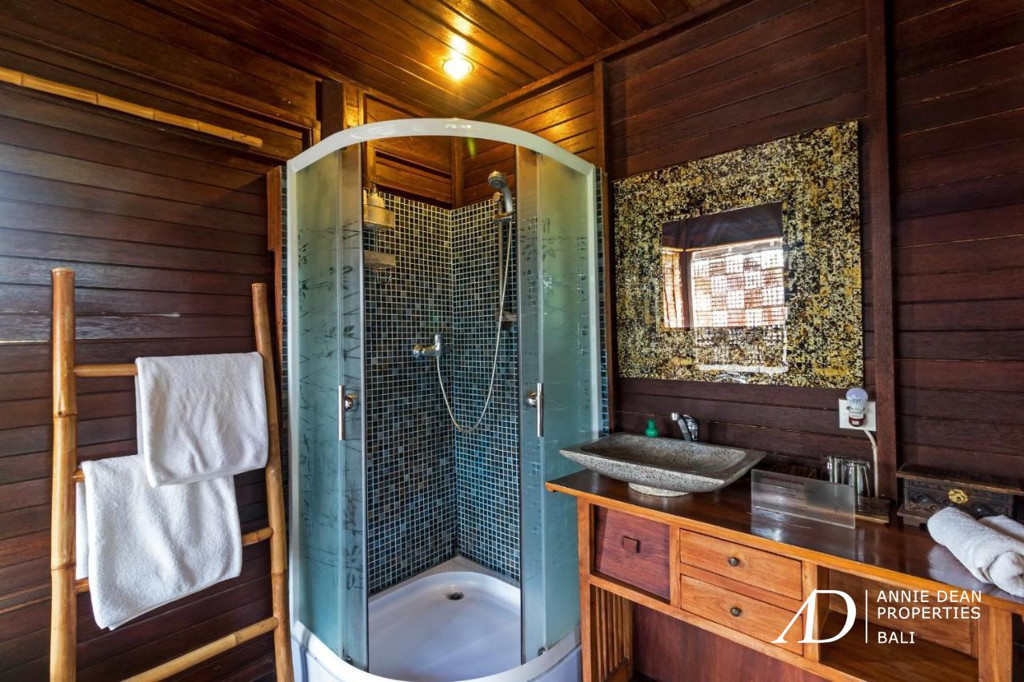 LEASEHOLD 3 BEDROOM  VILLA SURROUNDED BY RICE FIELDS IN UBUD 